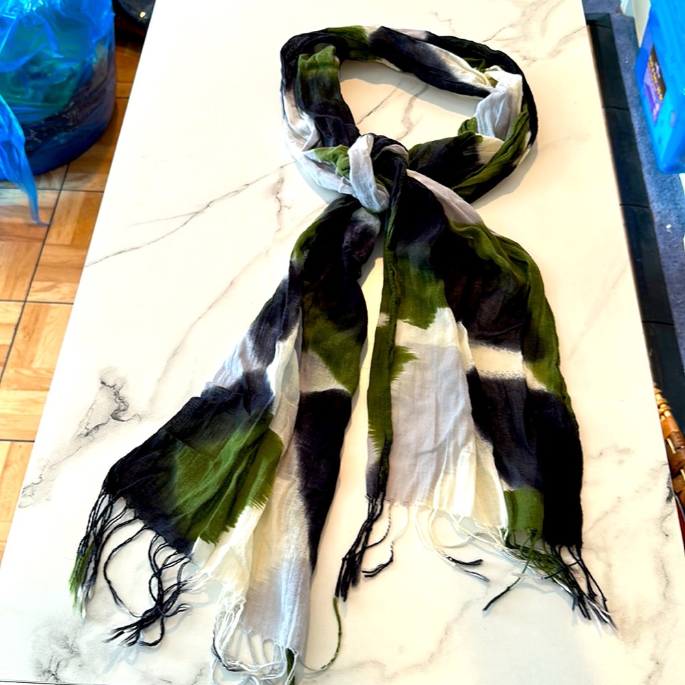 Multicolored vintage scarf with fringe.